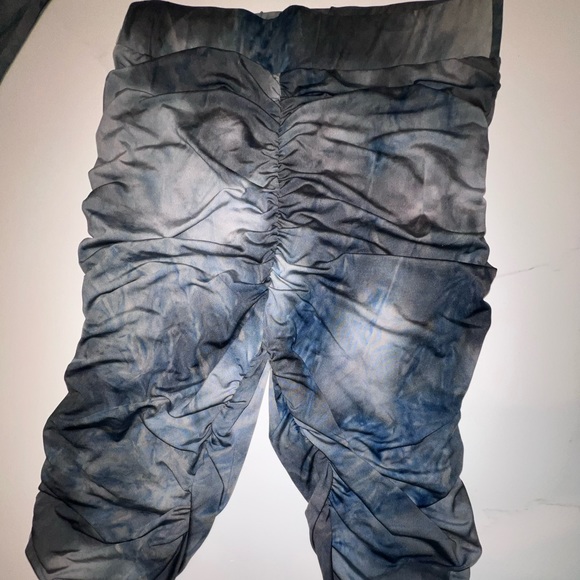 Tie died Ruched 2 Piece Bermuda Set - Picture 5 of 6